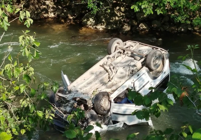 Trabzon - Hafif ticari araç dereye yuvarlandı: 2 ölü, 1 yaralı