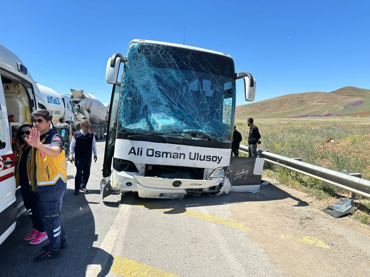 Trabzon plakalı Yolcu otobüsü direğe çarptı; 2 yaralı