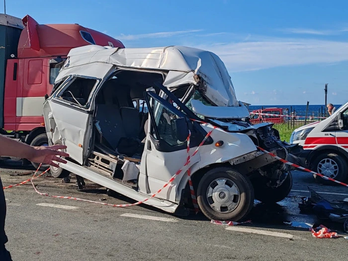 Trabzon - TIR, trafik ışıklarında bekleyen minibüse çarptı: 15 yaralı