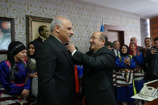 Trabzon'da AK Parti'den Belediye Başkanı seçilerek mazbatasını alan Murat Zorluoğlu göreve başladı