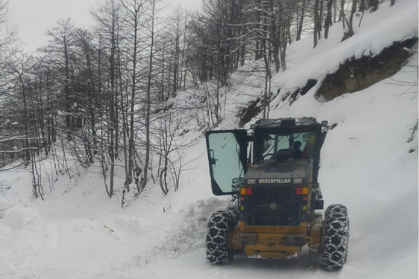 Trabzon&rsquo;da kar ve buzla m&uuml;cadele &ccedil;alışmalarına ara verilmeden devam ediliyor