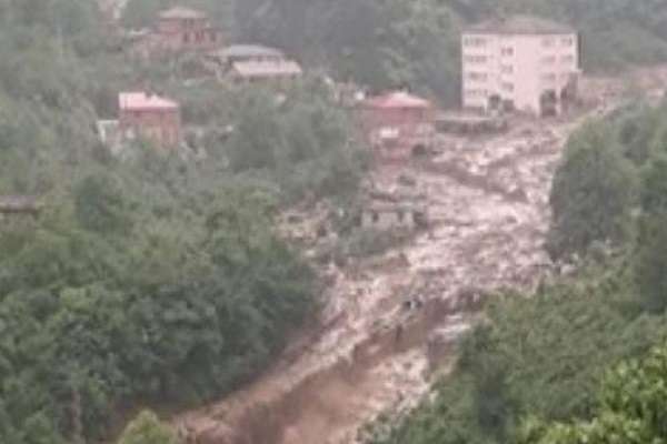  Trabzon'un Araklı ilçesinde 10 kişi sele kapılarak kayboldu