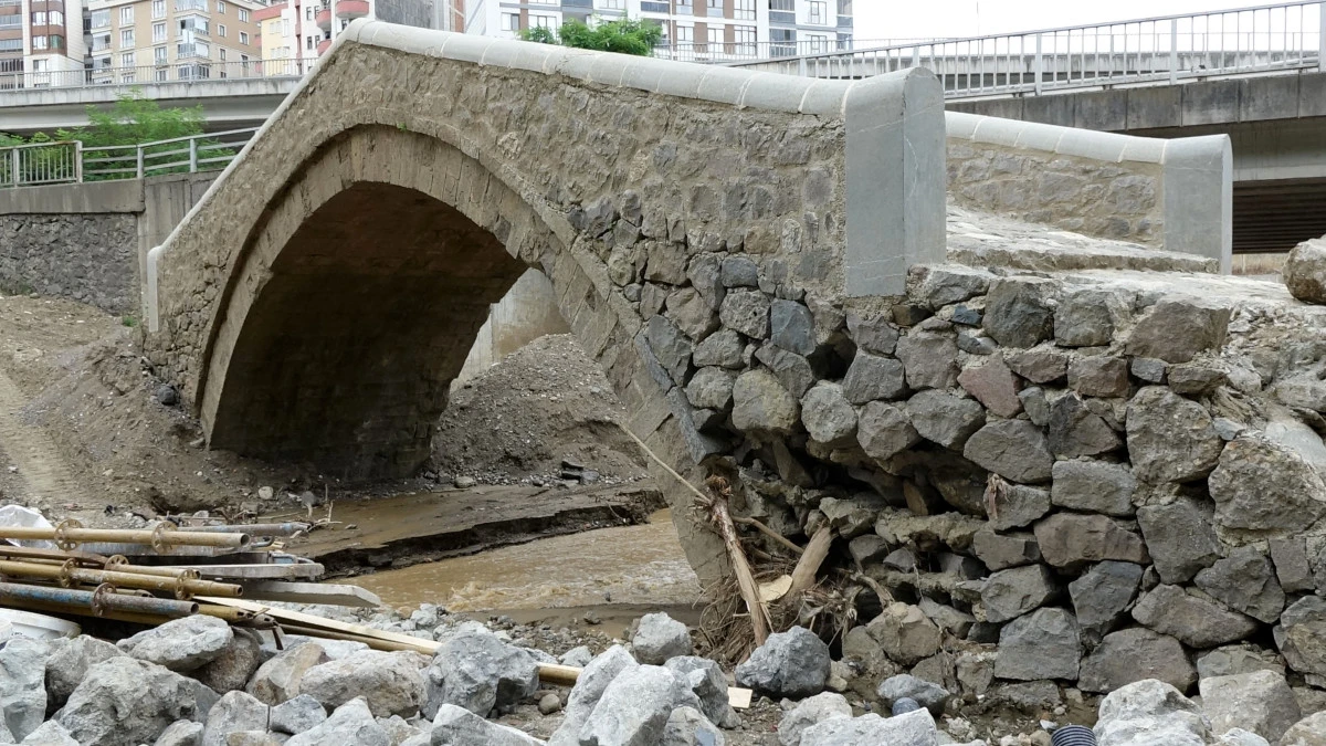 Trabzon'da 200 yıllık Osmanlı köprüsünde yıkılma tehlikesi