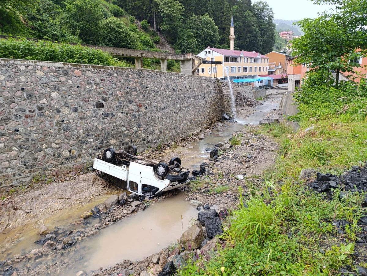 Trabzon'da dereye düşen kamyonet ters döndü; 2 yaralı