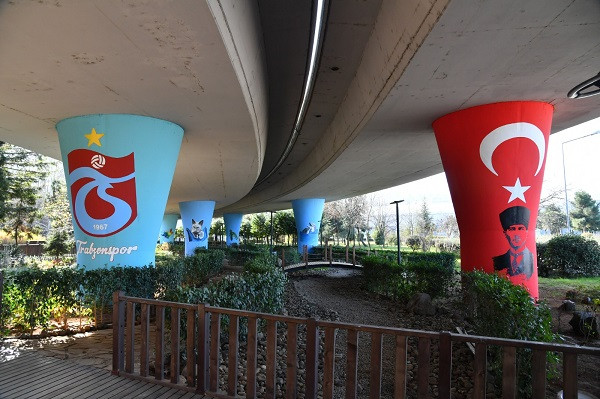 Trabzon'da Ekopark üzerinden geçen viyadüğün kolonları resimlendirildi