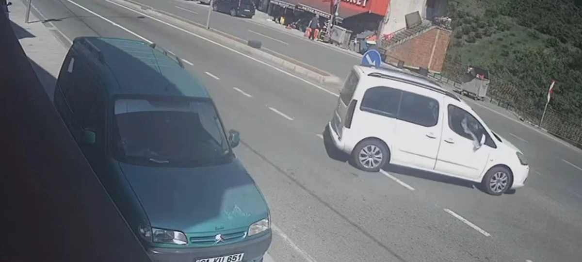 Trabzon'da hafif ticari aracın dereye yuvarlandığı kaza kamerada: 3 yaralı
