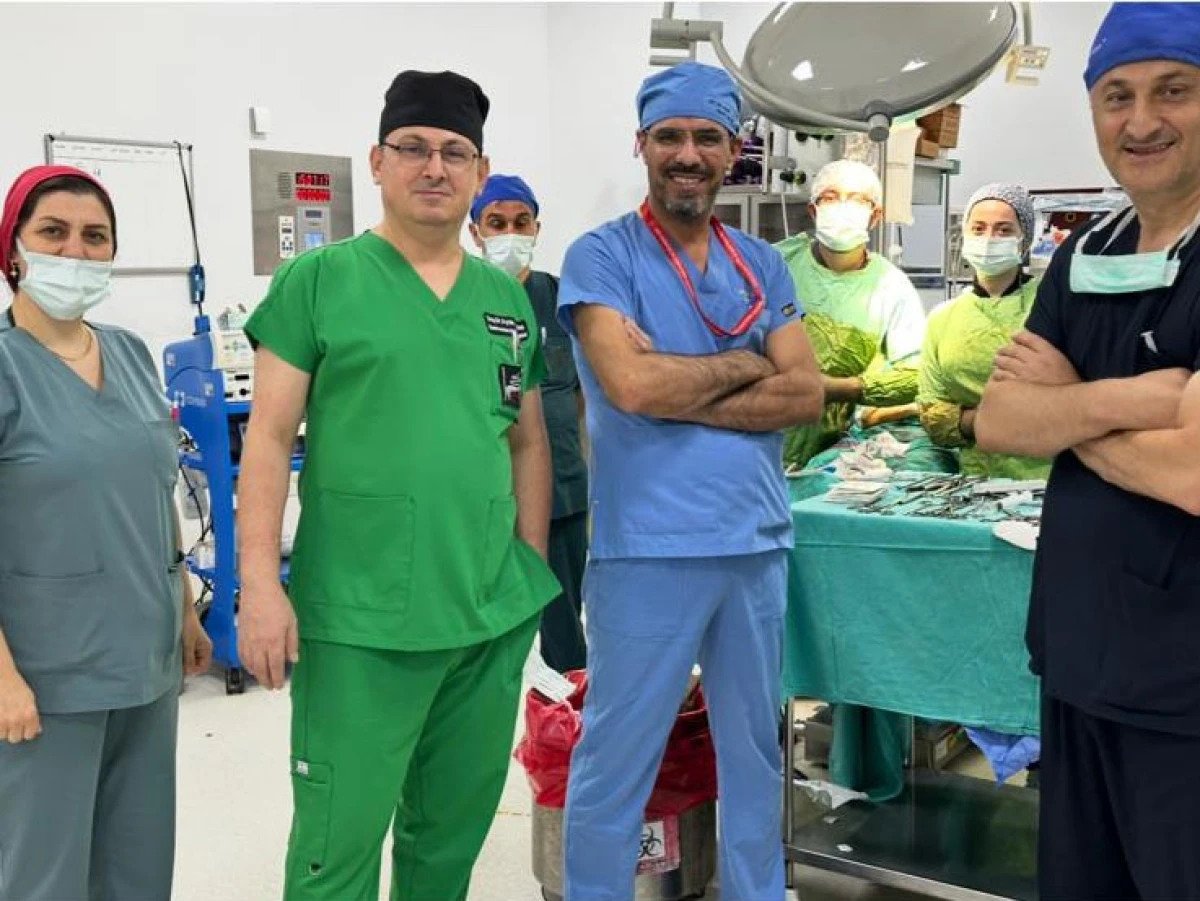 Trabzon'da hastanın karaciğerinden 90 santimetrelik kedi-köpek kisti çıkarıldı