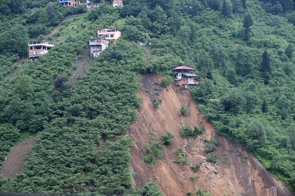 Trabzon'da heyelan müstakil 3 ev için tehlike oluşturdu