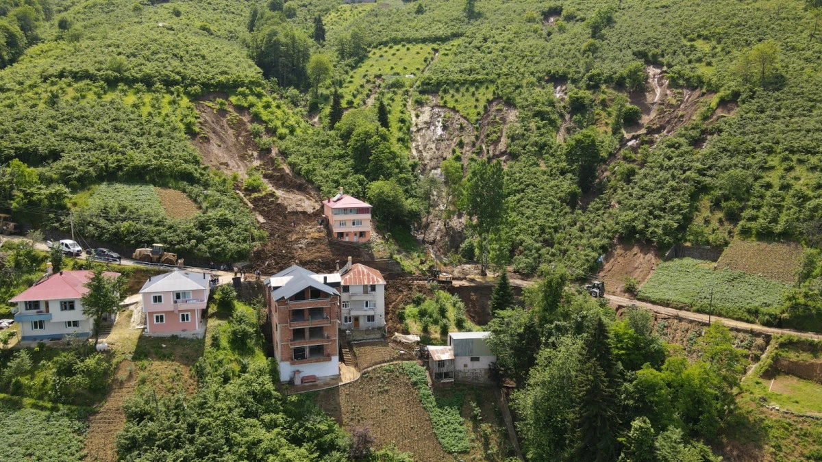 Trabzon’da heyelanda 3 ev hasar gördü