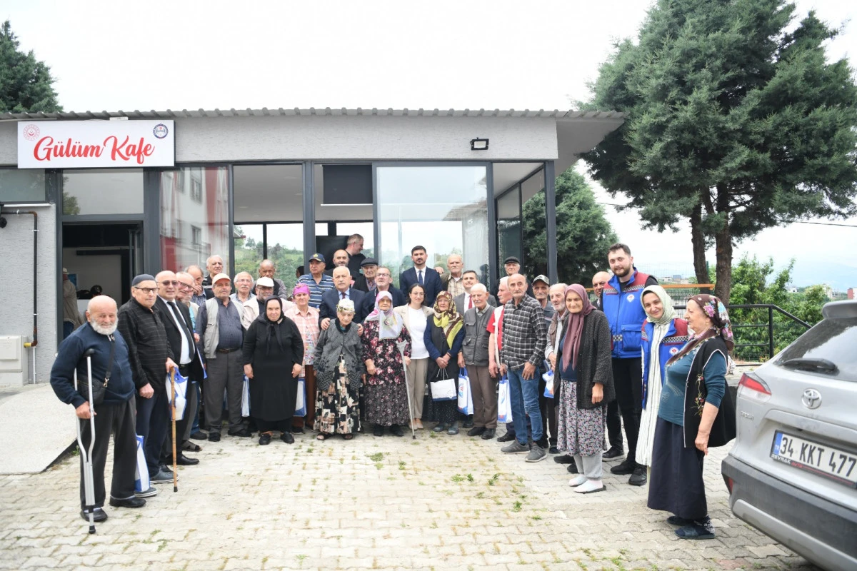 Trabzon'da Huzurevi Sakinlerinin Doğum G&uuml;n&uuml; ve Babalar G&uuml;n&uuml;&rsquo;n&uuml; Kutladı!