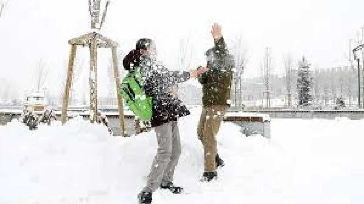 TRABZON&rsquo;DA İLK KAR TATİLİ HABERİ GELDİ: Şalpazarı&rsquo;nda Okullara Ara!