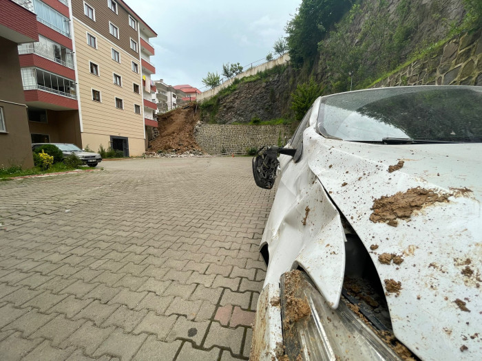 Trabzon'da istinat duvarının çökmesi sonucu 2 otomobil zarar gördü
