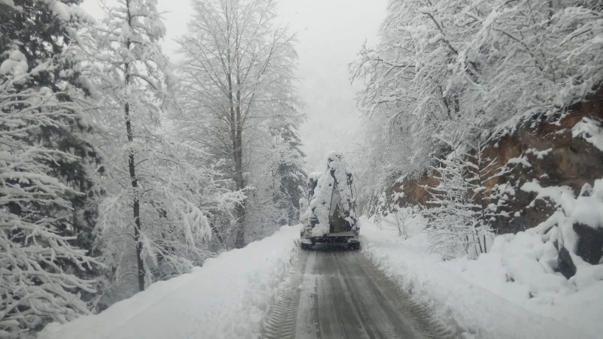 Trabzon&rsquo;da Kar Esareti: 5 İl&ccedil;ede 19 Mahalle Yolu Kapandı!