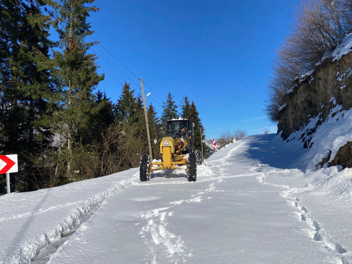 TRABZON&rsquo;DA KAR MESAİSİ: 84 Yol Daha A&ccedil;ıldı, Ekipler Geceyi G&uuml;nd&uuml;ze Katti!