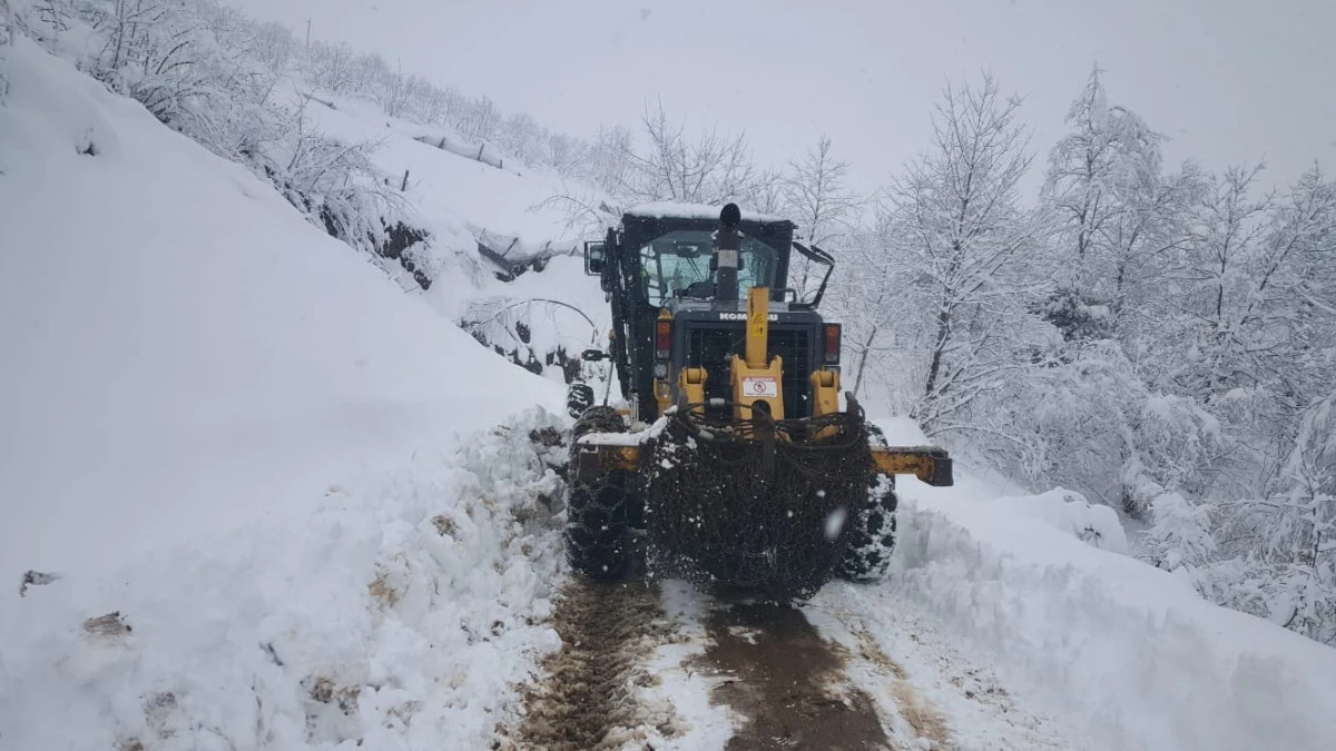 Trabzon&rsquo;da Kar Seferberliği: 40 Mahalle Yolu İ&ccedil;in Ekipler Sahada!