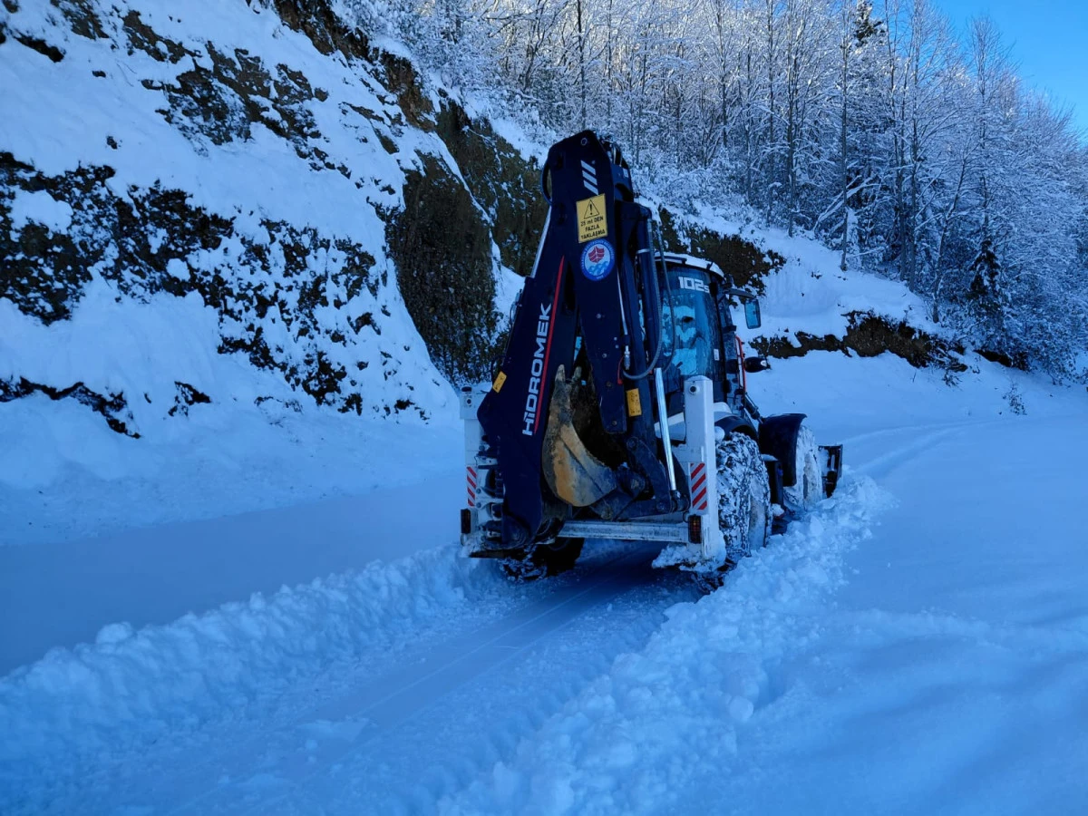 TRABZON&rsquo;DA KARLA M&Uuml;CADELE: 153 Mahalle Yolu Yeniden Ulaşıma A&ccedil;ıldı!