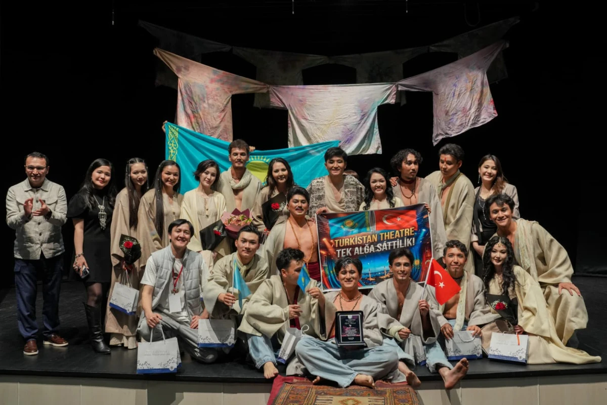 Trabzon&rsquo;da Kazak R&uuml;zgarı! &lsquo;Sheikh Sanan&rsquo; Sahnelendi, İzleyiciden Tam Not Aldı