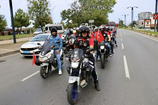 Trabzon'da motosiklet tutkunları gaziler için kenti turladı