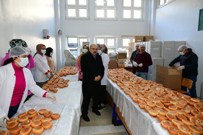 Trabzon'da okulda üretilen günlük 15 bin ekmek deprem bölgesine gönderiliyor