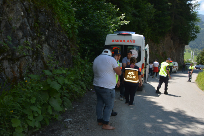 Trabzon'da otomobilin şarampole yuvarlandığı kazada 3 kişi yaralandı