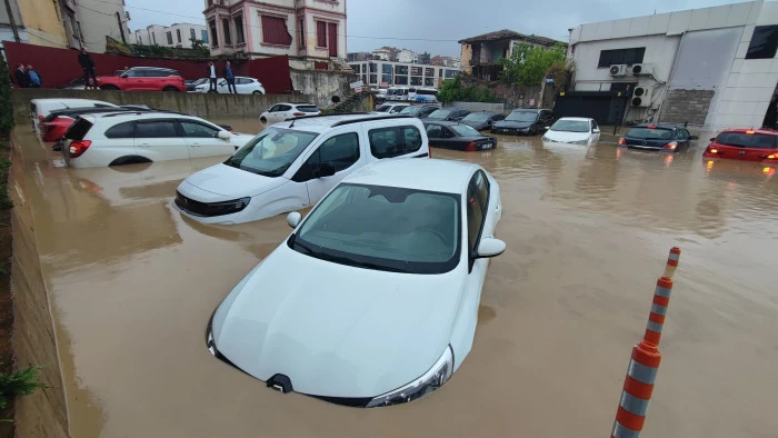 Trabzon'da sağanak; yollar göle döndü