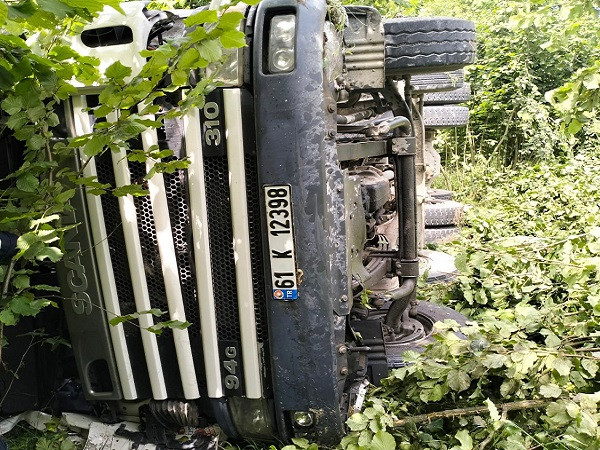 Trabzon'da şarampole devrilen tırın sürücüsü öldü