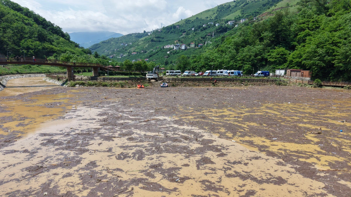 Trabzon'da sel gitti çöpü kaldı