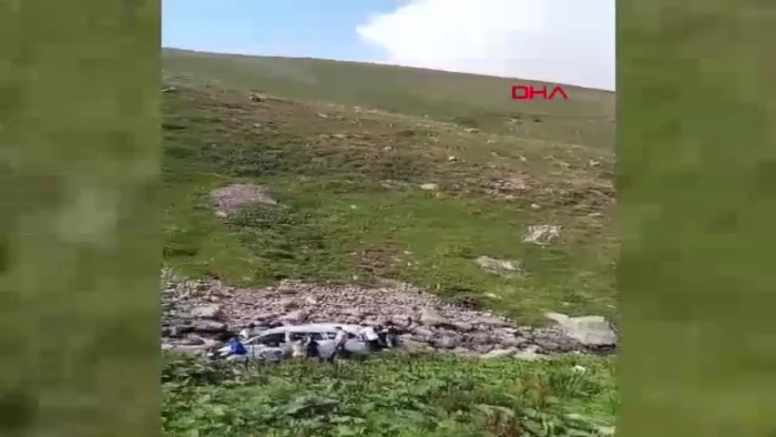 Trabzon'da tur minibüsü uçuruma yuvarlandı; ölü ve yaralılar var