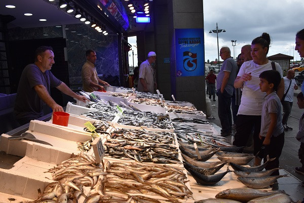 Trabzon'daki tezgahlarda balık çeşitleri arttı