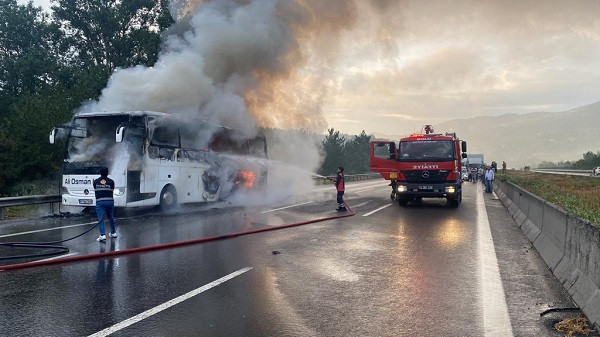 Trabzon'dan İstanbul istikametine giden otobüs yanarak kullanılamaz hale geldi