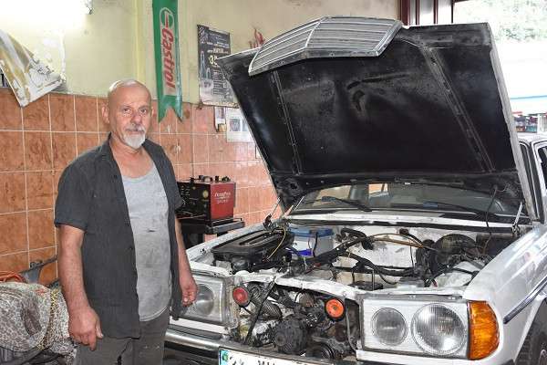 Trabzonlu usta 45 yıldır aynı marka otomobilleri tamir ediyor