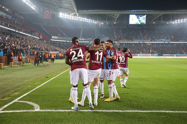 Trabzonspor - Başakşehir'i Bakasetas'ın golü ile geçti
