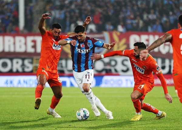 Trabzonspor dağıldı, Alanyaspor'dan fark yedi