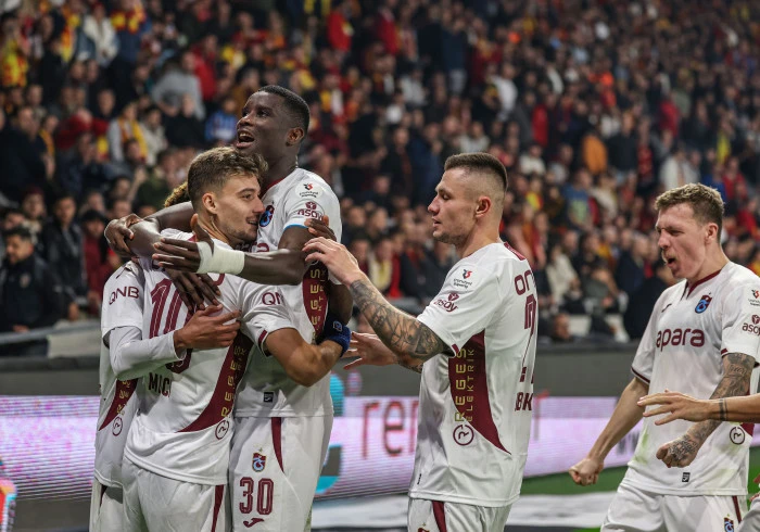 Trabzonspor, Göztepe'yi 10 Kişiyle Devirerek Zirve Takibini Sürdürdü (2-1)