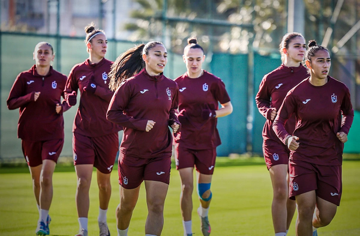 Trabzonspor Kadın Futbol Takımı Galatasaray ma&ccedil;ı hazırlıklarını s&uuml;d&uuml;r&uuml;yor