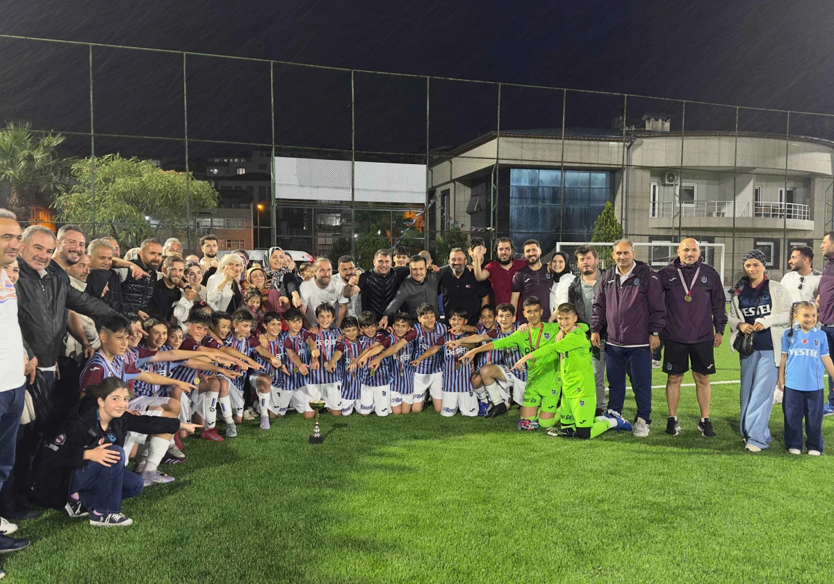 Trabzonspor U12 Takımı, U12 Ligi’nde şampiyon oldu