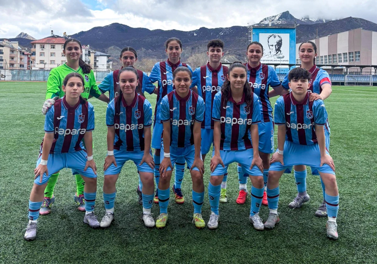 Trabzonspor U17 Kız Takımı Yarı Finale Y&uuml;kseldi