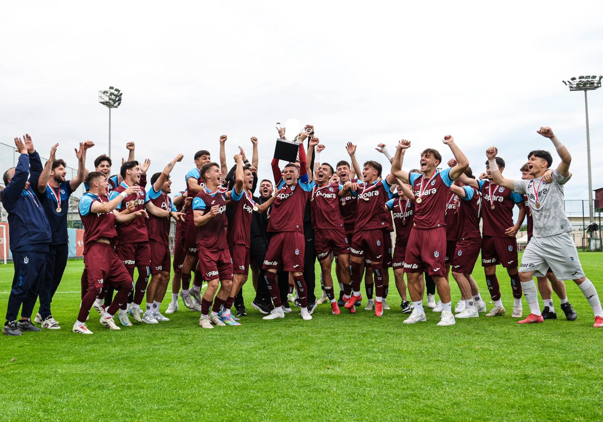 Trabzonspor U19 şampiyonluk kupasını kaldırdı