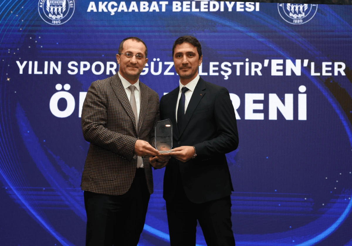 Trabzonspor U19 Teknik Direkt&ouml;r&uuml; Ey&uuml;p Saka&rsquo;ya anlamlı &ouml;d&uuml;l