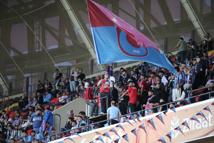 Trabzonspor ve Galatasaray oyuncuları zemini incelemeye çıktı