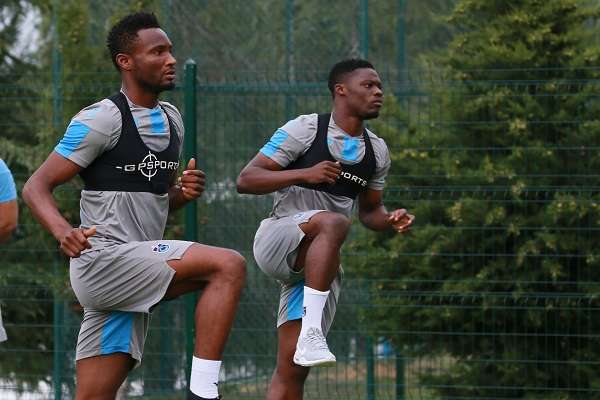 Trabzonspor'lu Obi Mikel ve Ekuban&rsquo;a &ouml;zel antrenmanla &ccedil;alışmalarını s&uuml;rd&uuml;yor