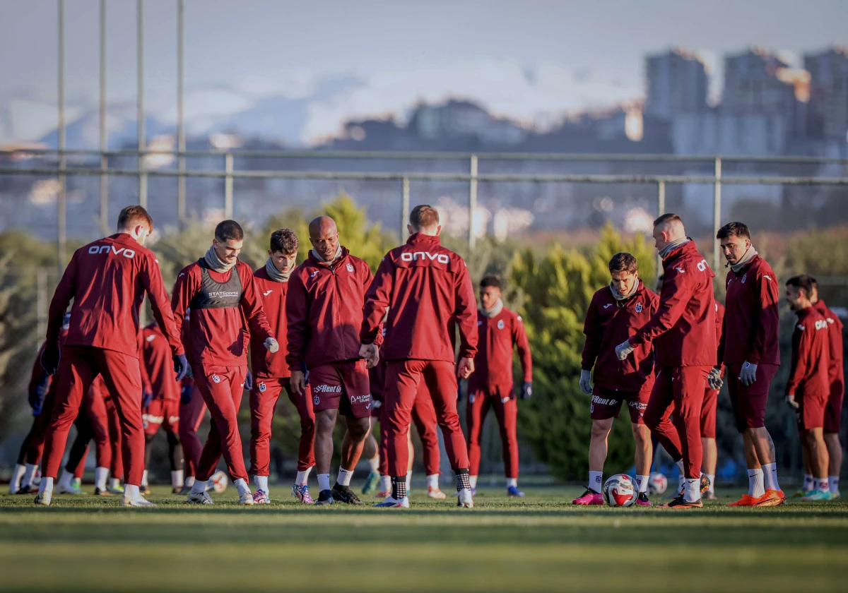 Trabzonspor&rsquo;da Derbi Mesaisi: Fatih Tekke Galatasaray Şifrelerini &Ccedil;&ouml;z&uuml;yor!