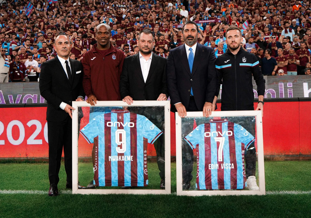 Trabzonspor'da Edin Visca ve Anthony Nwakaeme'ye Plaket Verildi