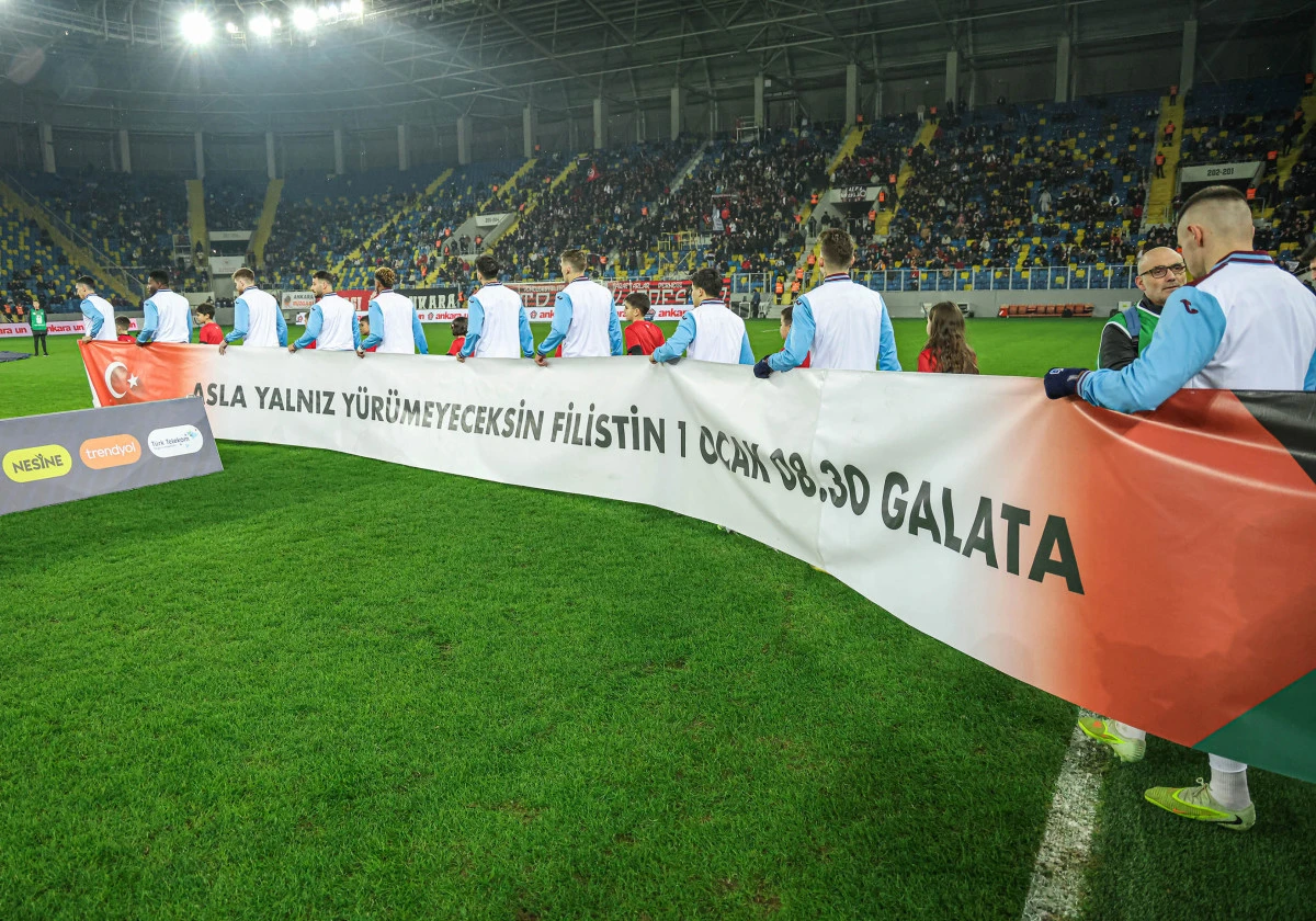 TRABZONSPOR'DAN ANLAMLI DURUŞ: Asla Yalnız Y&uuml;r&uuml;meyeceksin Filistin