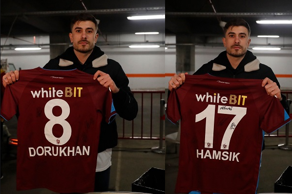 Trabzonsporlu Dorukhan, imzalı formasını Nef Stadyumu'ndaki yardım merkezine hediye etti