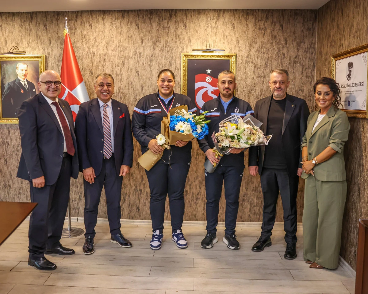 Trabzonspor'un Altın Madalyalı Boksörü Havvanur Kethüda, Yönetim Kurulu'nu Ziyaret Etti
