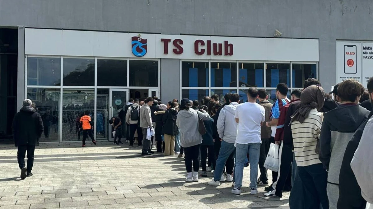 TS Club&rsquo;da Onuachu İzdihamı: Taraftarlar İmza İ&ccedil;in Kuyruğa Girdi!