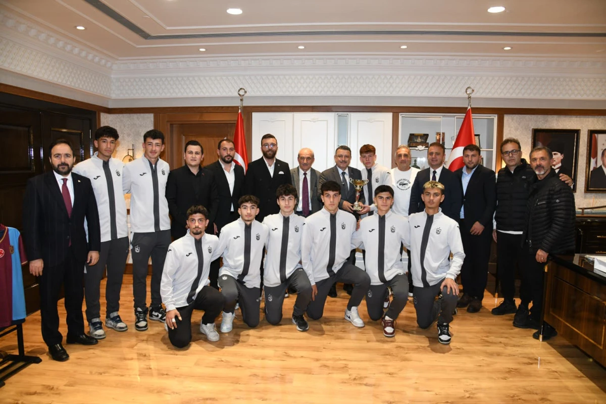 TÜGVA Gençlig Şampiyonu Yavuz Sultan Selim Lisesi'nden Başkan Genç'e Ziyaret
