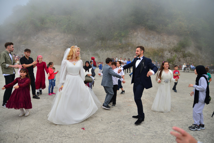 Ukraynalı gelin köy düğünüyle Trabzonlu Mehmet Aydın ile evlendi