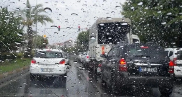 Yağmur sabah trafiğini kilitledi: Trabzon’da uzun araç kuyrukları